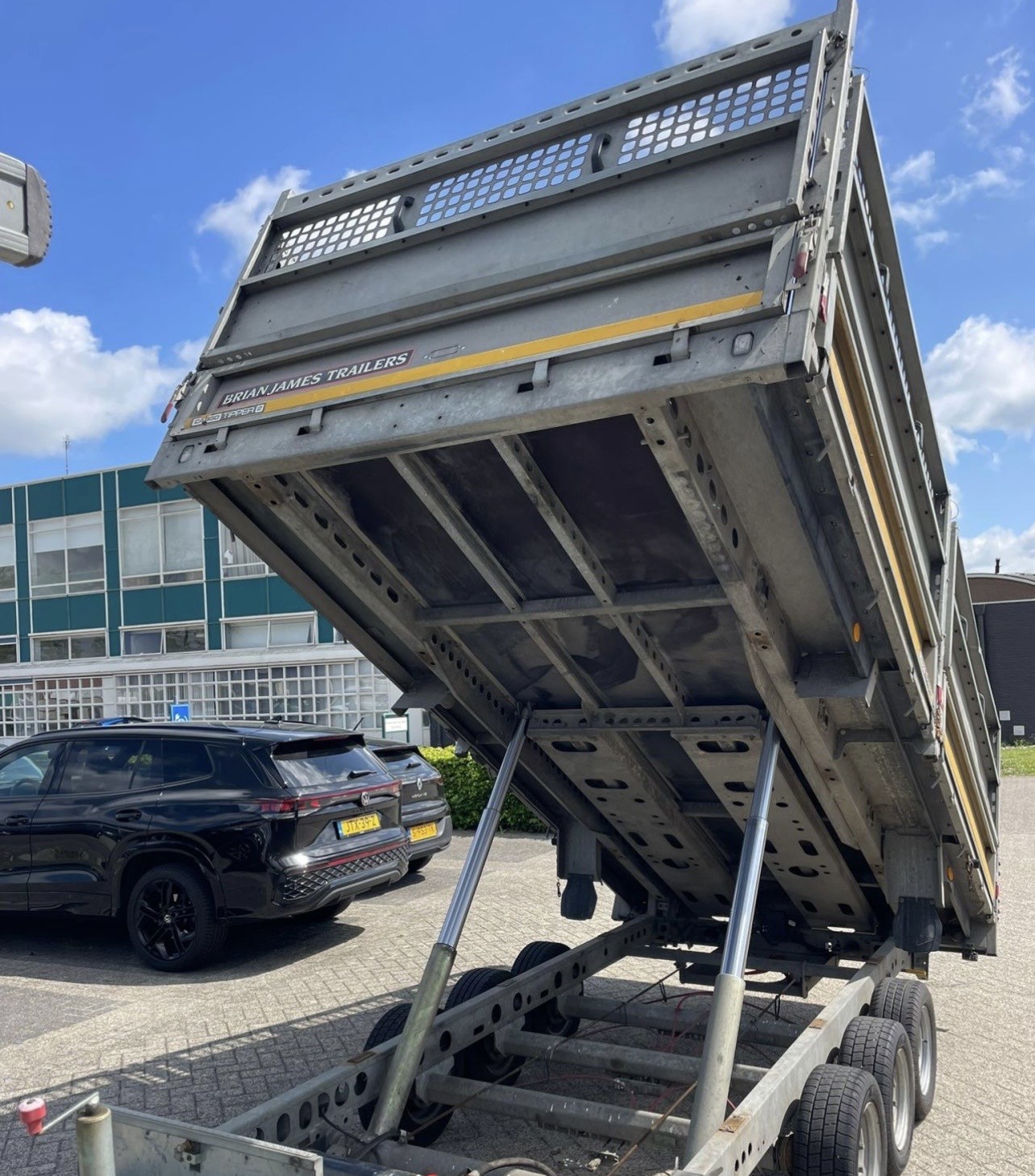 Mobil container i tippet posisjon — klar for tømming