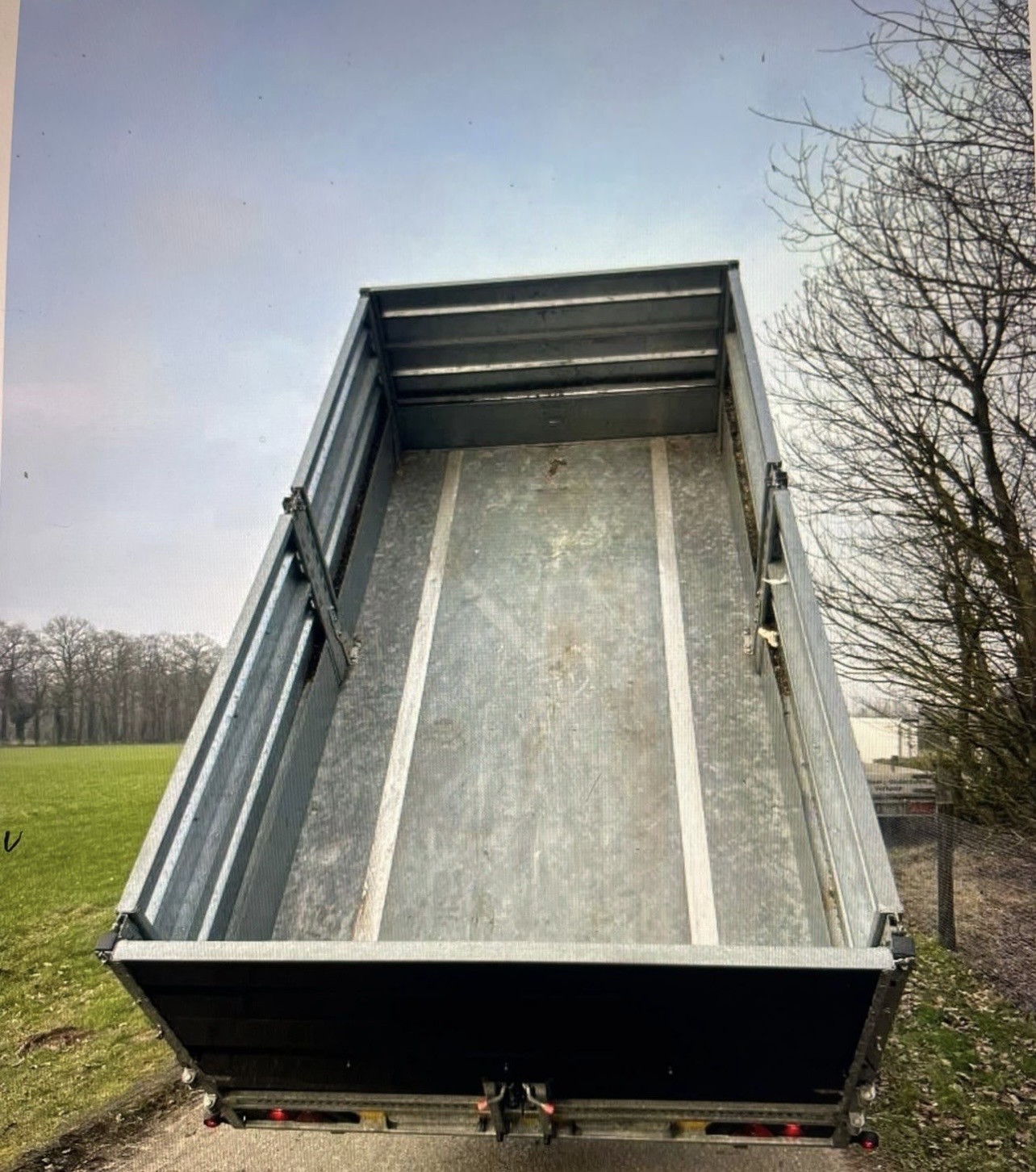 Mobil container sett bakfra med åpen lasteflate